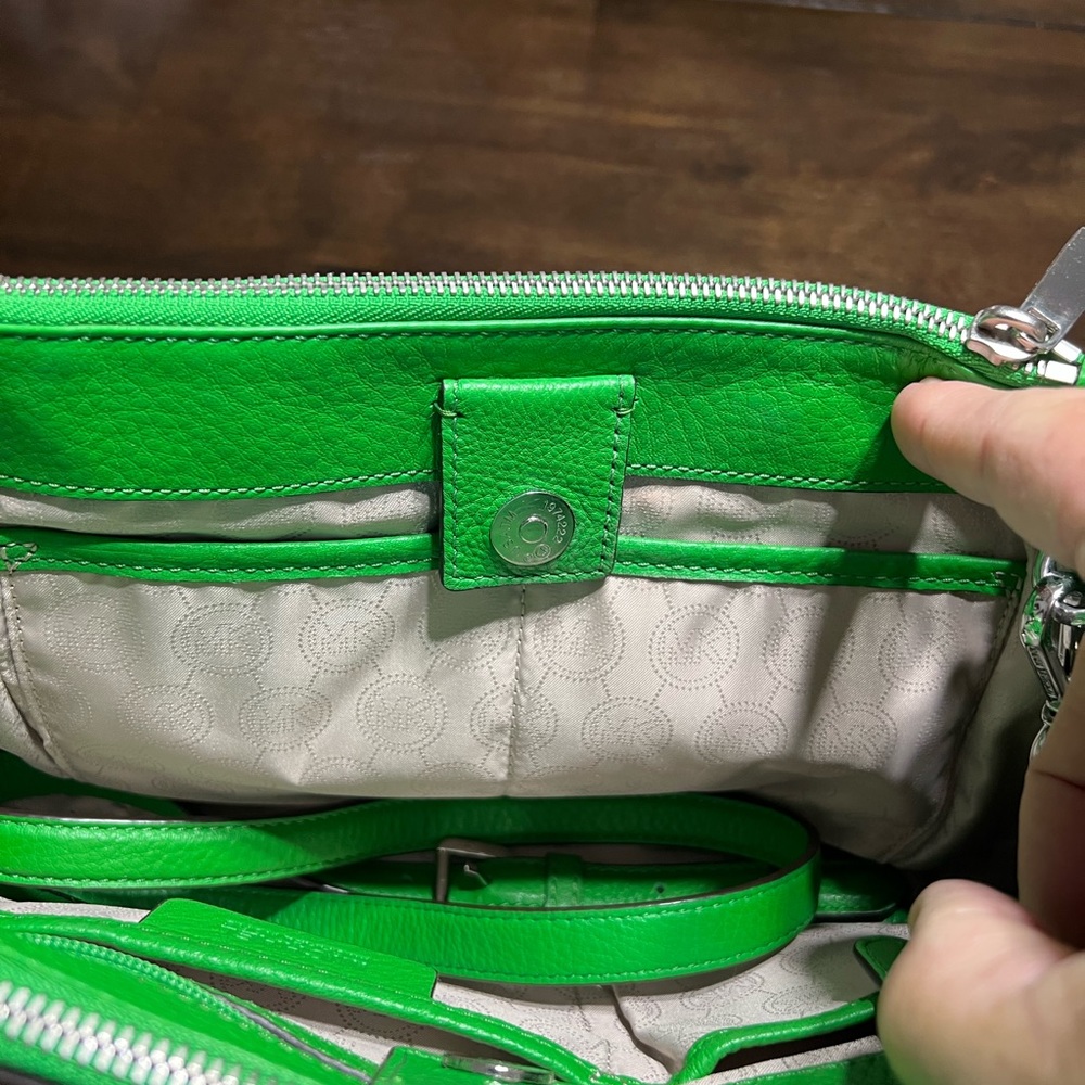 Michael Kors , green purse with handles and shoulder strap 3 zippered pockets ! - Picture 7 of 8